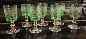 8 antieke kristallen art nouveau uranium glazen  beschikbaar voor biedingen