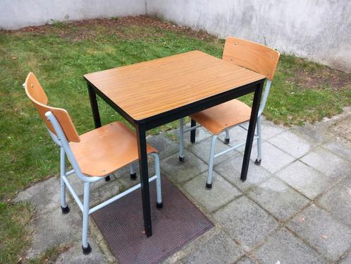 Retro Vintage tafeltje en 2 ( bijpassende ) stoelen., Huis en Inrichting, Stoelen, Gebruikt, Twee, Hout, Metaal, Bruin, Ophalen