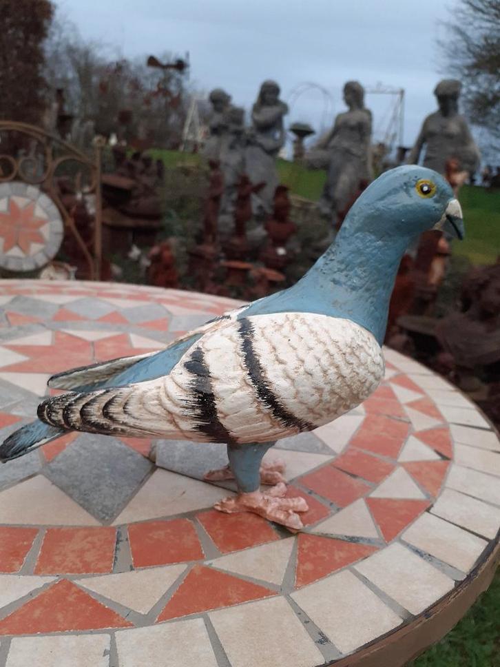 PIGEON EN FONTE PATINEE POLYCHROME, Jardin & Terrasse, Statues de jardin, Neuf, Animal, Autres matériaux, Enlèvement ou Envoi