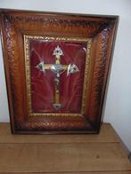 Kruisbeeld achter bol glas 45 x 36 cm, Antiek en Kunst, Antiek | Religieuze voorwerpen, Ophalen of Verzenden