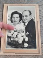 Oude foto van koppel met bloemen, Ophalen of Verzenden, Zo goed als nieuw, Foto
