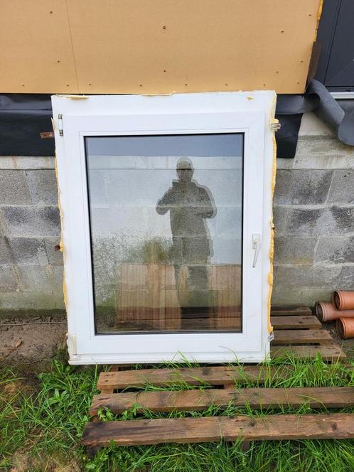 Wit pvc-frame, Doe-het-zelf en Bouw, Glas en Ramen, Gebruikt, Dakraam, 120 tot 160 cm, 80 tot 120 cm, Dubbelglas, Ophalen