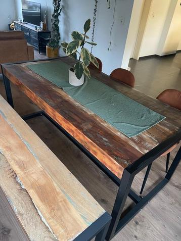 Tafel beschikbaar voor biedingen
