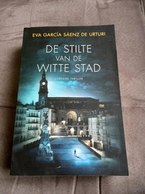 Eva García Sázenz de urturi - De stilte van de witte stad, Livres, Thrillers, Comme neuf, Europe autre, Enlèvement ou Envoi