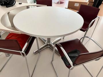 Table à manger ronde de 120 cm avec 4 chaises en cuir rouge  disponible aux enchères