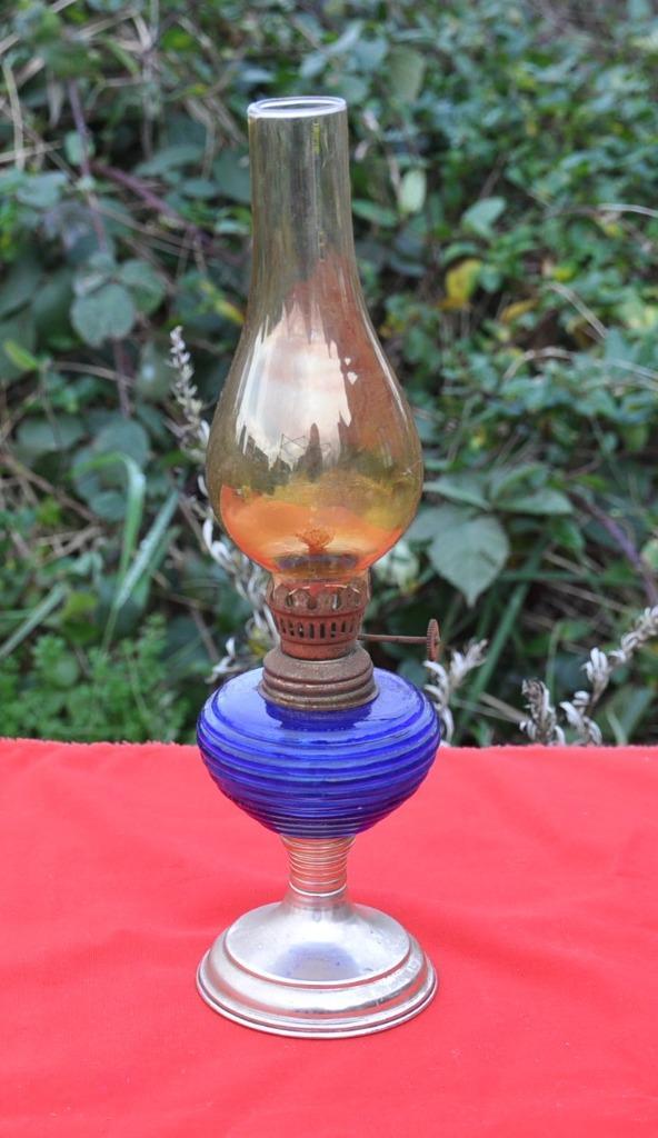 petite lampe a petrole metal et verre bleu, Antiek en Kunst, Antiek | Verlichting, Ophalen of Verzenden