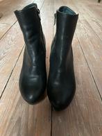Zwarte enkellaarsjes met houten plateauzool en hak, maat 38, Kleding | Dames, Schoenen, Zwart, Lage of Enkellaarzen, Ophalen of Verzenden