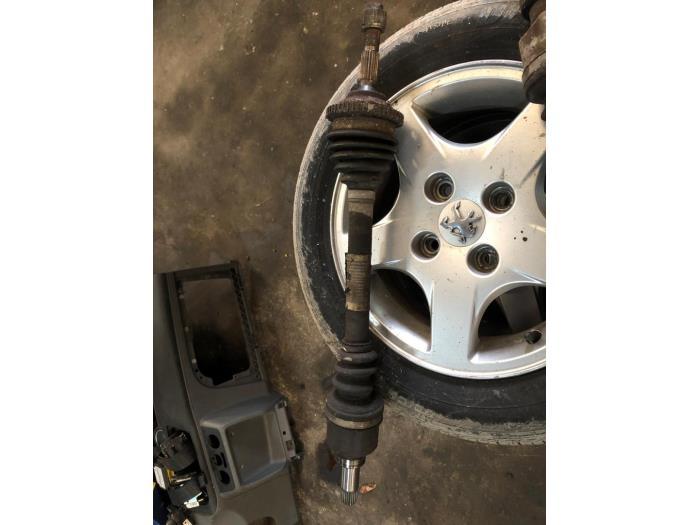 Arbre de transmission avant gauche d'un Peugeot 206, Autos : Pièces & Accessoires, Freins & Transmission, Peugeot, Utilisé, 3 mois de garantie