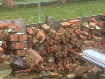 Gratis rode bakstenen beschikbaar voor biedingen