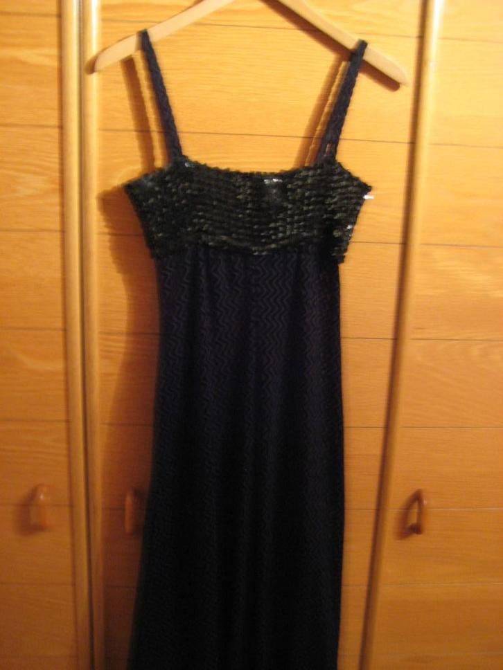 Glamoureus zwart kleedje met spaghettibandjes, Kleding | Dames, Jurken, Zo goed als nieuw, Maat 38/40 (M), Zwart, Onder de knie