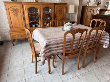 Complete anthieke eetkamer beschikbaar voor biedingen
