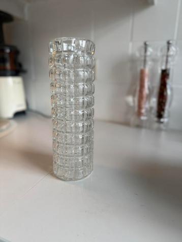 Vaas smal beschikbaar voor biedingen