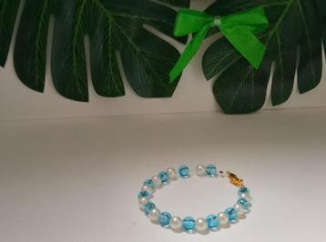blauwe en witte armband beschikbaar voor biedingen
