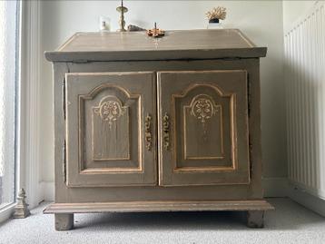 Commode met uitklapbare desk beschikbaar voor biedingen