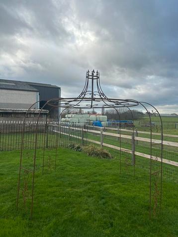 Prachtig groot vol ijzeren prieel  beschikbaar voor biedingen