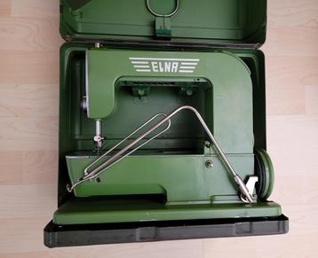 Oude ELNA-naaimachine in koffer + accessoires. beschikbaar voor biedingen