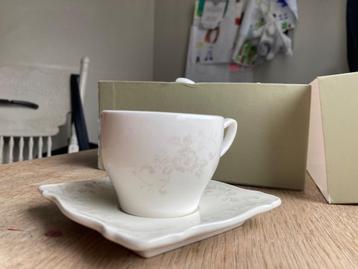 Set de 12 tasses à café avec soucoupe  disponible aux enchères