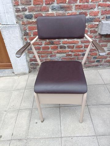Chaise percée avec Seau hygiénique 53cm d'assise(nickel) disponible aux enchères