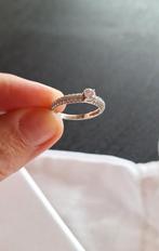 Witgouden ring met steentje, Ophalen