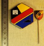 België, twee insignes waaronder een pin van koning Leopold I, Ophalen of Verzenden, Gebruikt, Speld(je) of Lepel(tje)