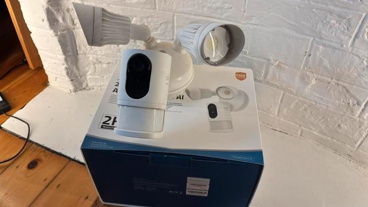 Eufy schijnwerper 2K camera - T8422, Audio, Tv en Foto, Videobewaking, Gebruikt, Ophalen of Verzenden