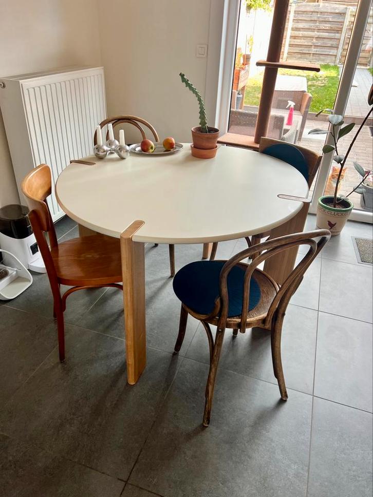 (Ronde) eettafel, wit blad, houten poten, Huis en Inrichting, Tafels | Eettafels, Zo goed als nieuw, Ophalen