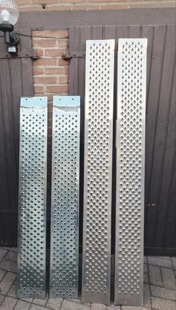 Te koop oprijplaten 2 sets in Nieuwstaat  beschikbaar voor biedingen