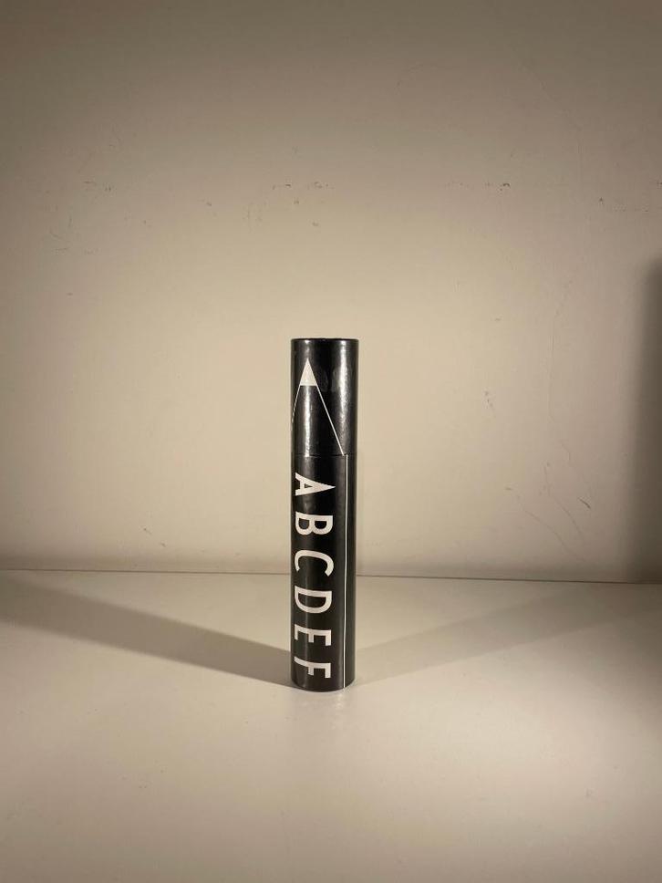 Boite de crayons 15pcs - Design letters par Arne Jacobsen, Hobby en Vrije tijd, Tekenen, Nieuw, Potlood of Stift, Ophalen