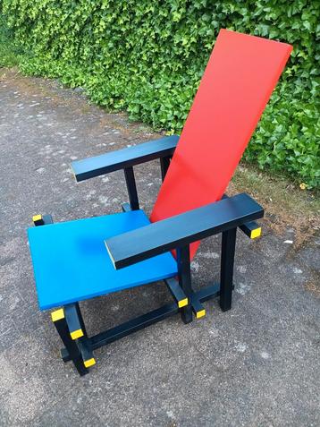 Mooie replica van de rood-blauwe stoel naar Gerrit rietveld  beschikbaar voor biedingen