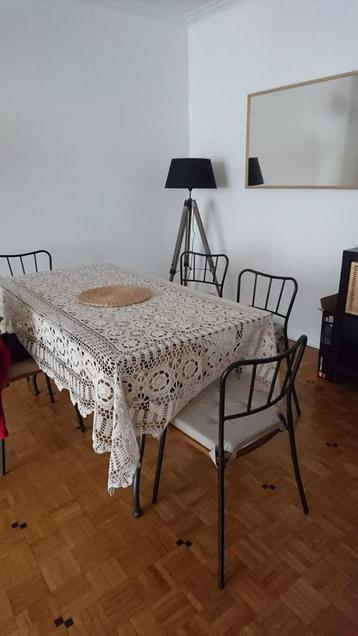 À donner : Table à manger style rétro disponible aux enchères