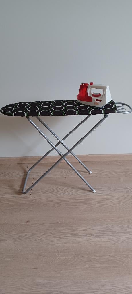 Kinderstrijkplank + speelgoedstrijkijzer met licht en geluid, Kinderen en Baby's, Speelgoed | Educatief en Creatief, Zo goed als nieuw