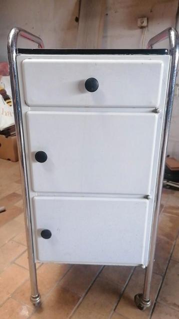 vintage kast op wieltjes beschikbaar voor biedingen