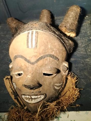 Masque pende MBUYA, Enlèvement ou Envoi