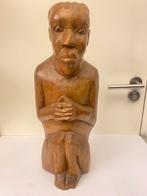 Afrikaanse in 1 stuk zittende man houten beeld ( H 55 cm )., Antiek en Kunst, Ophalen