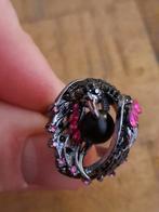 Prachtige design ring met zwart steentje, Bijoux, Sacs & Beauté, Bagues, Comme neuf, Noir, Envoi