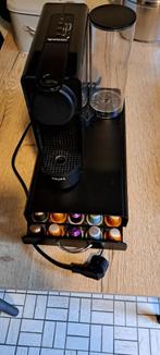 Nespresso Essenza Plus met onderstel lade, 10 kopjes of meer, Gebruikt, Koffiemachine, Koffiepads en cups