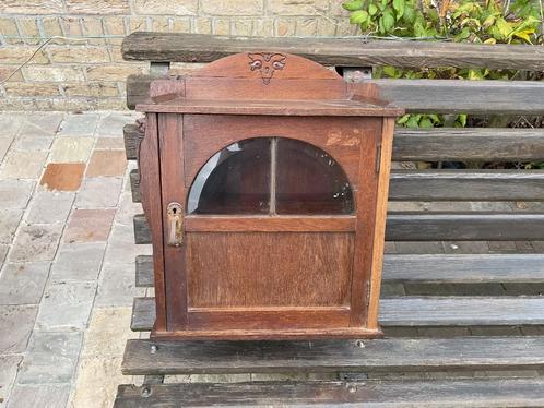 Heel oud kastje , komt uit oud café, mooi met oude glaasjes!, Antiek en Kunst, Curiosa en Brocante, Ophalen of Verzenden