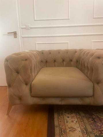 Fauteuil style Chesterfield – Velours beige, pieds dorés beschikbaar voor biedingen