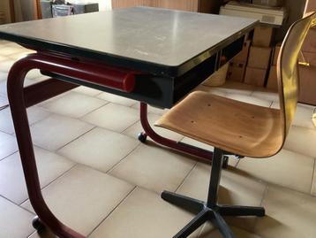 Lessenaar/kinderbureau met stoel beschikbaar voor biedingen