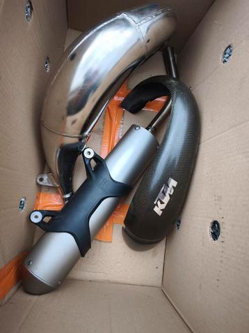 OEM KTM EXC 125 Uitlaat + Carbon protectie beschikbaar voor biedingen