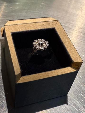 Gouden ring beschikbaar voor biedingen