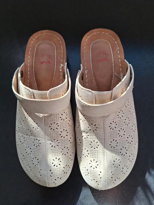 Sandalen, slippers beige maat 41 elegant crocs model, Kleding | Dames, Schoenen, Zo goed als nieuw, Slippers, Beige, Ophalen of Verzenden
