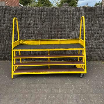 Trap, werkplatform op wielen 75cm hoog beschikbaar voor biedingen