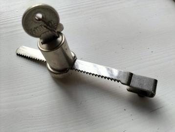 Slot voor vitrine kasten beschikbaar voor biedingen