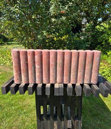 Boordsteen rood palisade beschikbaar voor biedingen
