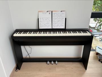 Roland FP30 piano met statief en pedalboard beschikbaar voor biedingen