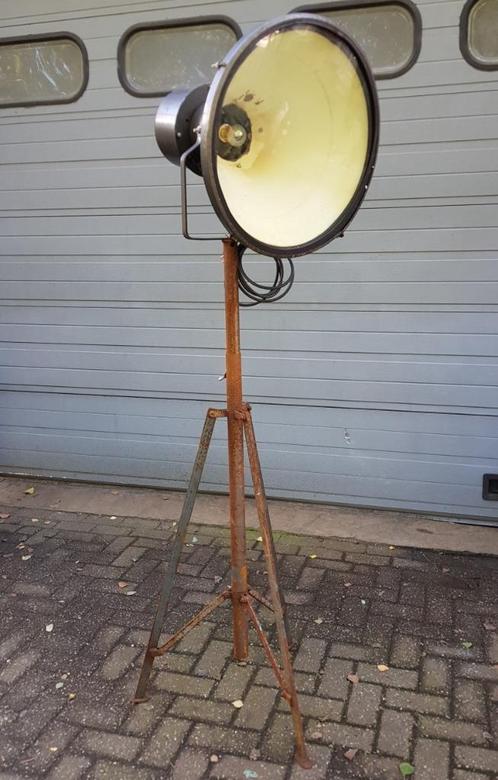 Grote oude Industriele vloerlamp staande lamp op driepoot, Huis en Inrichting, Lampen | Vloerlampen, Zo goed als nieuw, 100 tot 150 cm