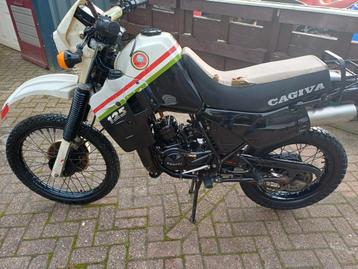 2x 125cc Cagiva oldtimer motoren opknappers beschikbaar voor biedingen