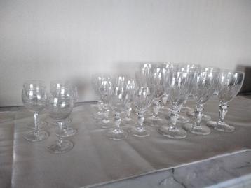 Set antieke Saint Louis glazen met fijne kristallen steel beschikbaar voor biedingen