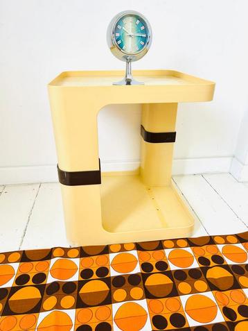 Flair Prisunic Space kleine tafel/dressoir uit de jaren 70 beschikbaar voor biedingen